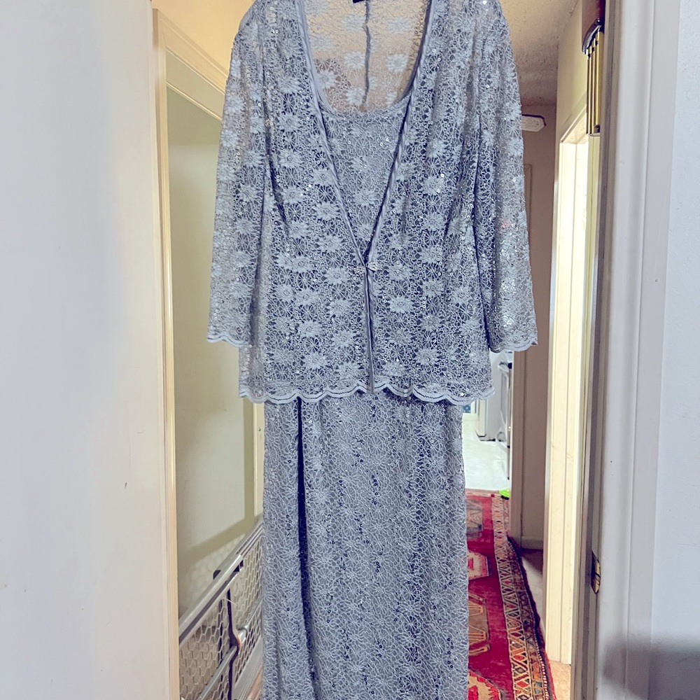 Beautiful David’s Bridal Mother of the Groom dress. Worn once.